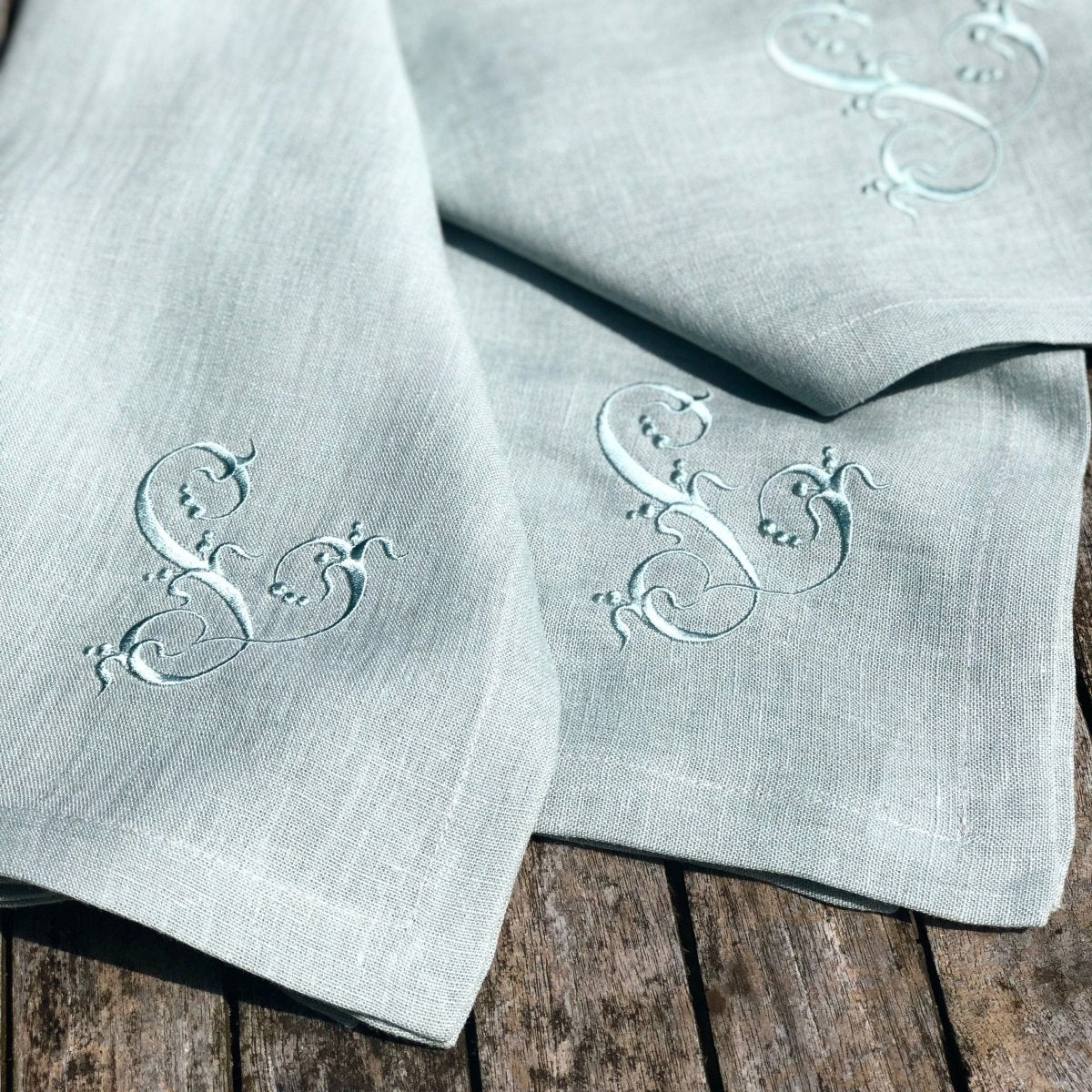 http://linenandletters.com/cdn/shop/products/100-coloured-linen-napkins-with-embroidered-silky-french-monogram-590871.jpg?v=1696777481