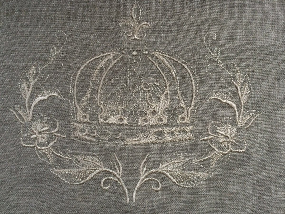 Crown Wreath Table Runner - Linen and Letters
