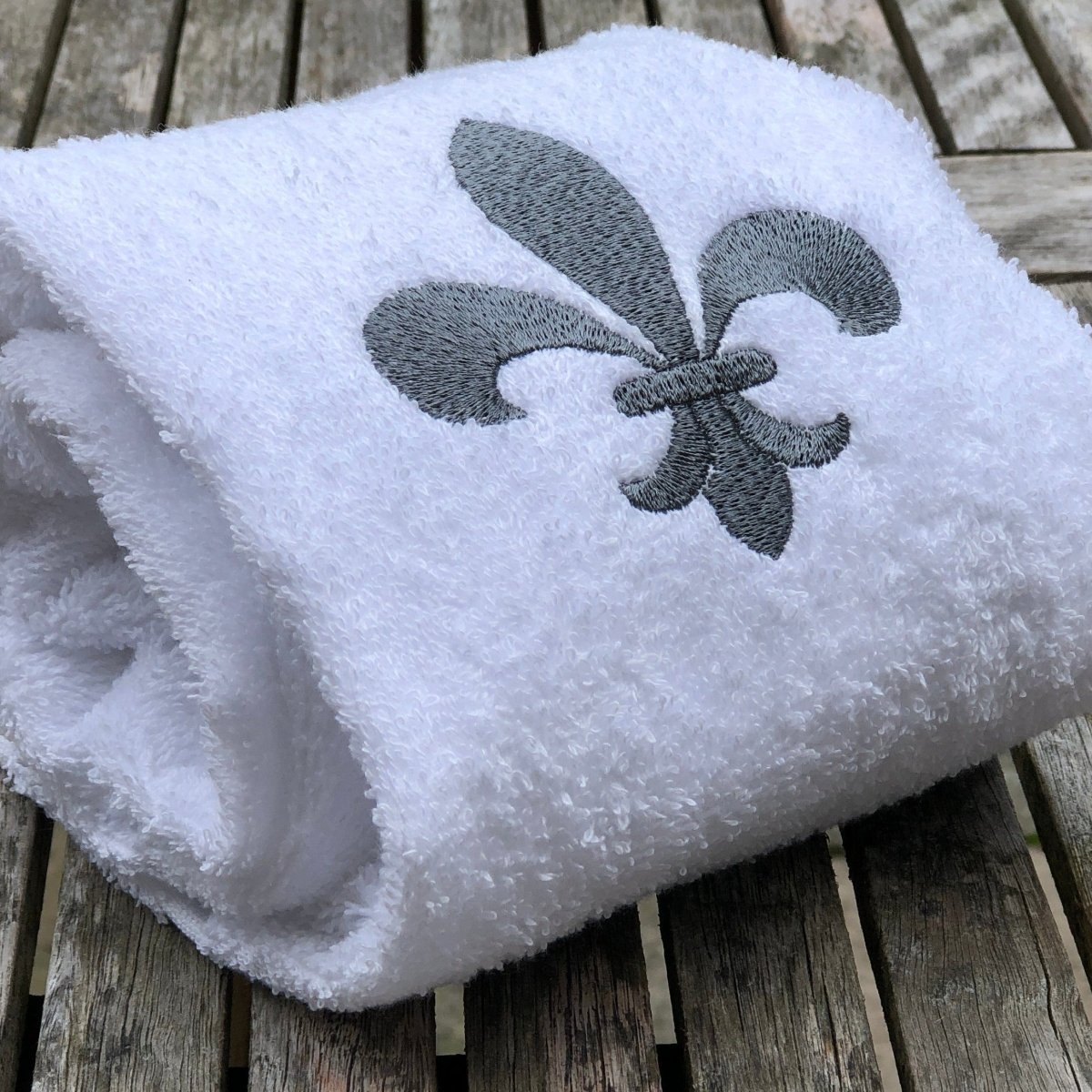 http://linenandletters.com/cdn/shop/products/french-fleur-de-lis-embroidered-white-hand-towel-211156.jpg?v=1696777740
