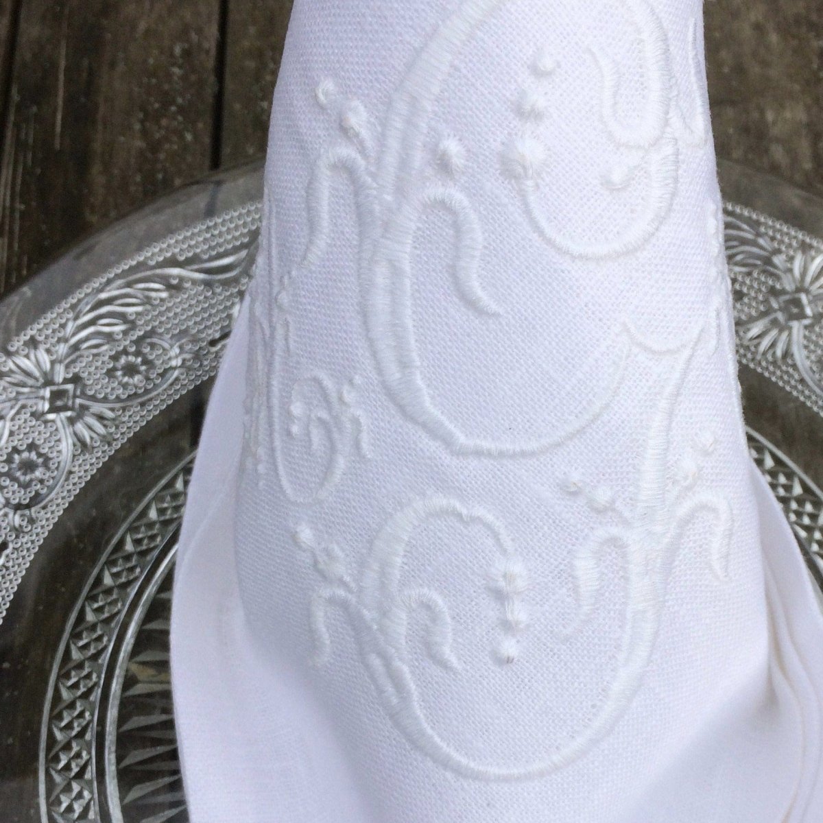 https://linenandletters.com/cdn/shop/products/100-white-linen-napkins-with-embroidered-french-monogram-with-matt-egyptian-thread-495800.jpg?v=1696777803&width=1445