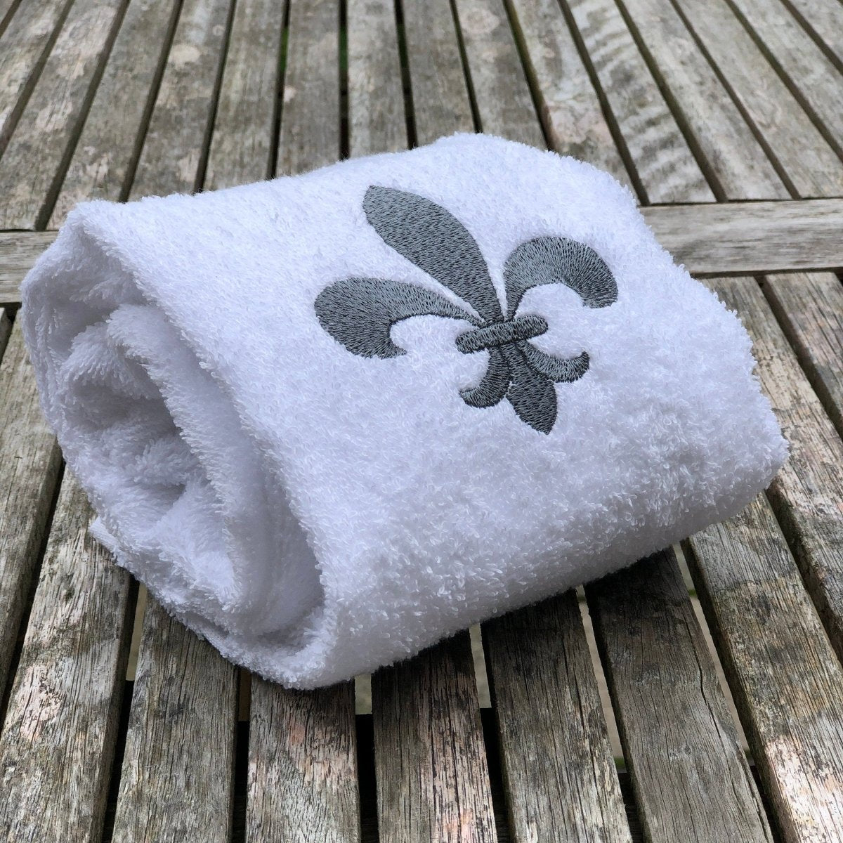 https://linenandletters.com/cdn/shop/products/french-fleur-de-lis-embroidered-white-hand-towel-119841.jpg?v=1696777740&width=1445