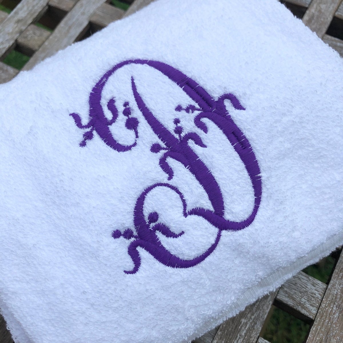 https://linenandletters.com/cdn/shop/products/monogram-embroidered-white-bathroom-hand-towel-157834.jpg?v=1696777656&width=1445